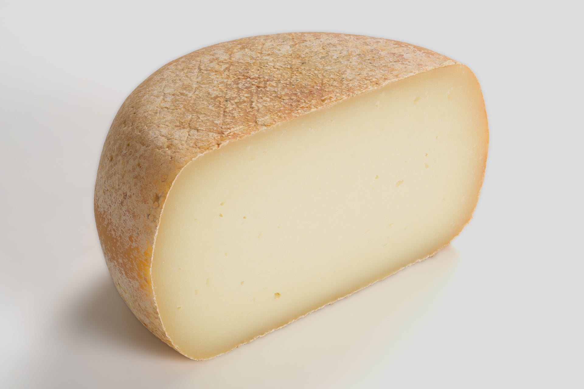 Pecorino_medio_stagionato_halb