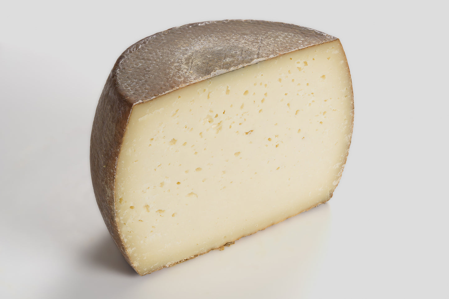 Pecorino_Sardo_halb