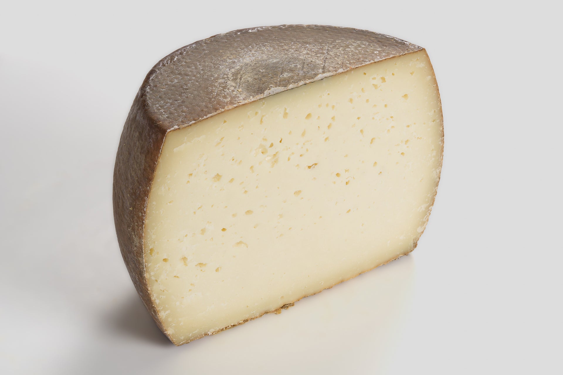 Pecorino_Sardo_halb