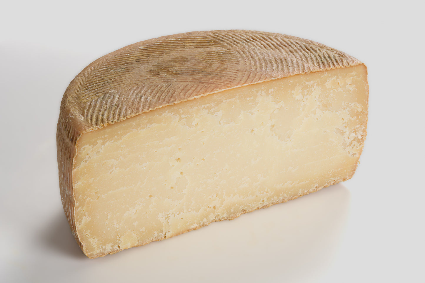 Pecorino_Toscana_stagionato_halb